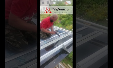 Заделывание швов монолитного поликарбоната на крыше террасы